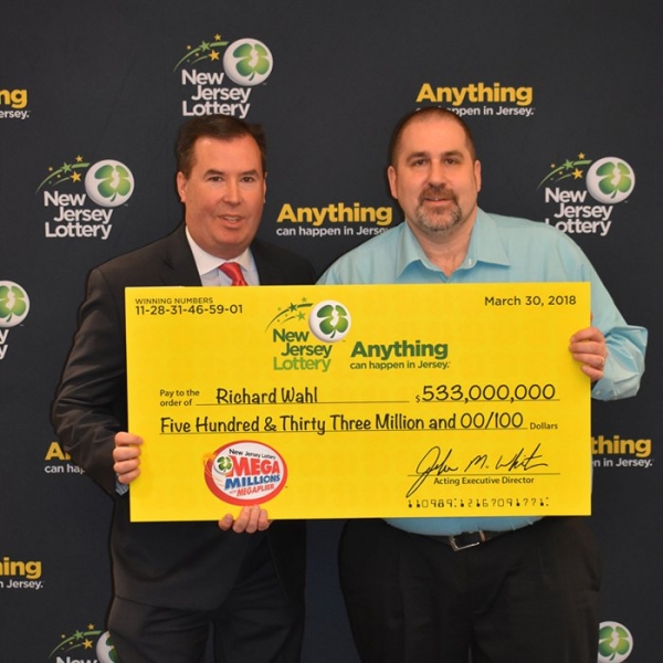 Ganador del Mega Millones ayuda a la familia mexicana de su esposa