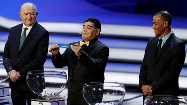 Diego Maradona junto a Nikita Simonián y Cafú durnate el sorteo de la Copa Mundial de la FIFA 2018™ en el Palacio Estatal del Kremlin, Moscú, Rusia, el 1 de diciembre de 2017.