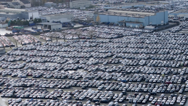 ¿Por qué miles de autos de alta gama Audi llevan meses estacionados en un puerto de Alemania?