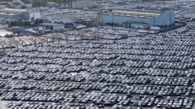¿Por qué miles de autos de alta gama Audi llevan meses estacionados en un puerto de Alemania?
