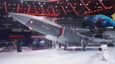 China pone en servicio un caza biplaza de quinta generación