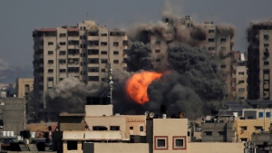 Explosión en un edificio residencial causada por los ataques aéreos israelíes contra la ciudad de Gaza, el 12 de octubre de 2023.