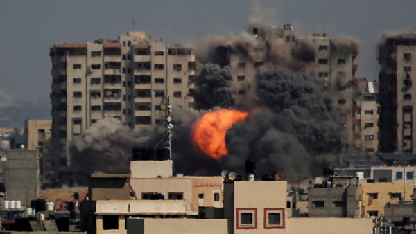Explosión en un edificio residencial causada por los ataques aéreos israelíes contra la ciudad de Gaza, el 12 de octubre de 2023.
