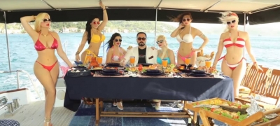 Adnan Oktar en un paseo por el Bósforo acompañado por un grupo de mujeres.