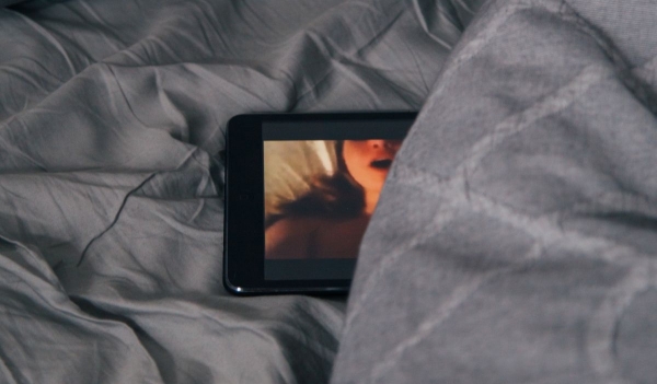 La madre y su pareja obligaban a los niños a observar contenido porno.