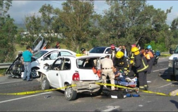 Personal de Protección Civil Zapopan acudió al punto para extraer el cuerpo y proceder con el retiro de los autos tras los peritajes.
