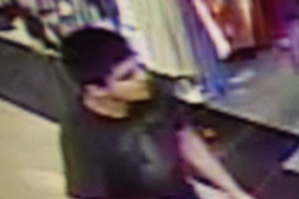 Imagen tomada del video, proporcionado por autoridades, donde se muestra al sospechoso del tiroteo en un centro comercial en Burlington, la víspera.