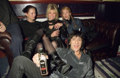 Jo Wood en el centro junto a su hija Leah (derecha) y la modelo Kate Moss, y Ronnie Wood en una fiesta en Londres en 1999