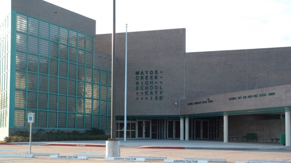 Una adolescente de Texas fue violada durante media hora en un pasillo de su escuela y nadie respondió a sus gritos