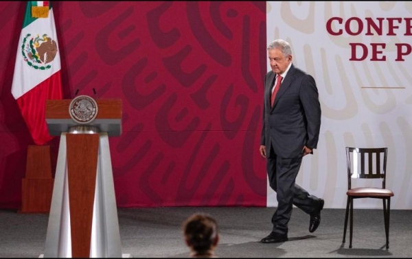 López Obrador criticó que en el pasado se toleró esa práctica ilegal hecha por &quot;los fifis de los despachos contables vinculados con los funcionarios públicos&quot;.