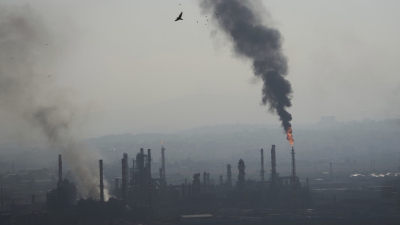 Humo en la refinería de petróleo en Haifa (Israel) tras el impacto de un misil iraní, 16 de junio de 2025.