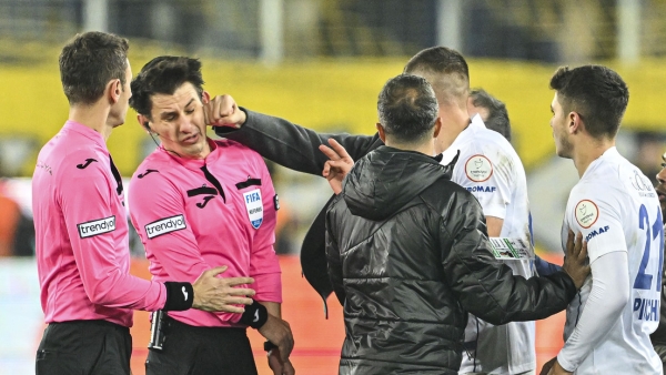 El presidente del club MKE Ankaragucu, Faruk Koca, golpea al árbitro, Halil Umut Meler, tras el partido de fútbol entre su equipo y el Rizespor en Ankara (Turquía), el 11 de diciembre de 2023.