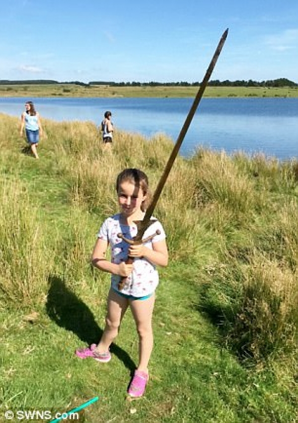 ¿Es Excalibur? Niña halla una espada en el lago donde el rey Arturo lanzó su legendaria arma