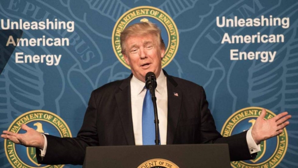 Trump habla en el acto del Departamento de Energía, este jueves. En el vídeo, Trump anuncia la creación del oleoducto.